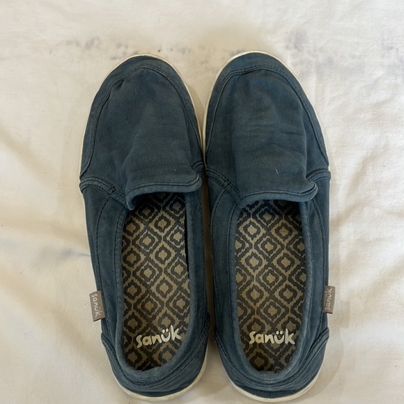 Good condition Sanuk blue slide on shoes. Super comfy! Sz 6.5 - Picture 2 of 4